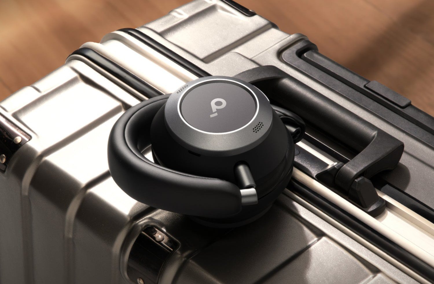 Cascos soundcore Space One Pro negros plegados sobre una maleta de viaje, foto del fabricante